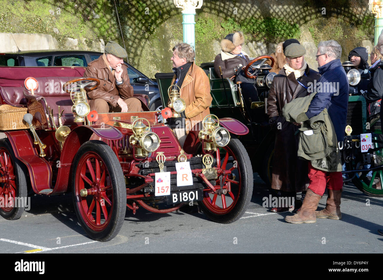 Voitures vétérans de pré-1905 arrivant à Brighton à la fin de la course London to Brighton Veteran car. Banque D'Images