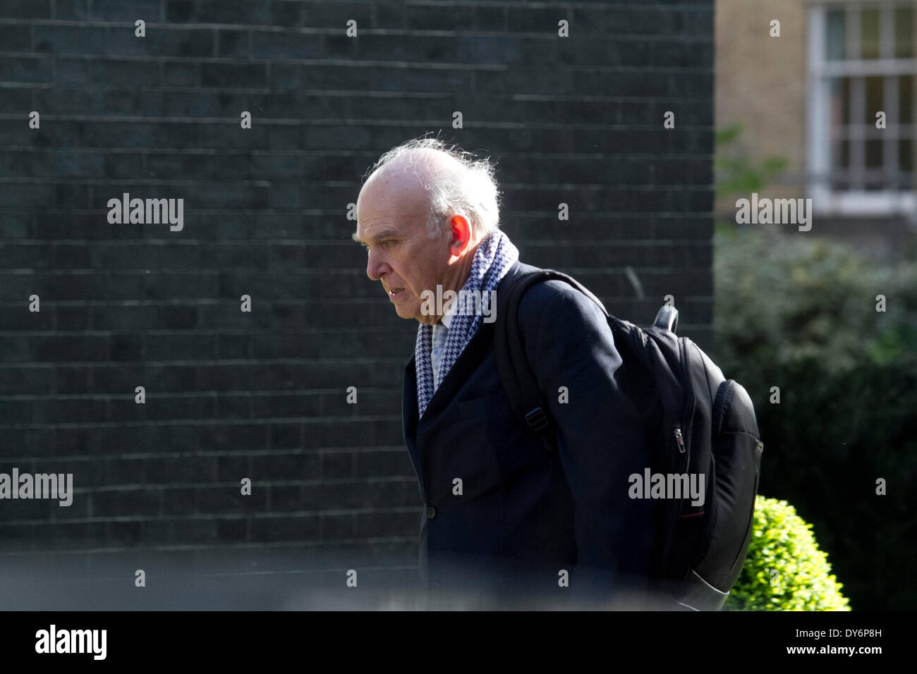 London UK. 8 avril 2014. Dr Vince Cable député Secrétaire d'État à l'entreprise arrive à Downing Street pour la réunion hebdomadaire du cabinet Crédit : amer ghazzal/Alamy Live News Banque D'Images