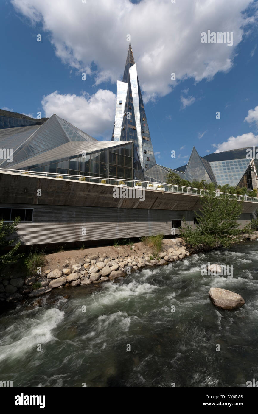 La vitre couverte Spa Caldea et la rivière Valira dans le pays d'Andorre-la-Vieille Banque D'Images