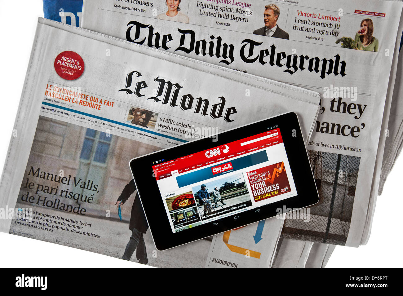 Tablette numérique à écran tactile avec CNN International News et The Daily Telegraph britannique et français Le Monde journaux européens Banque D'Images