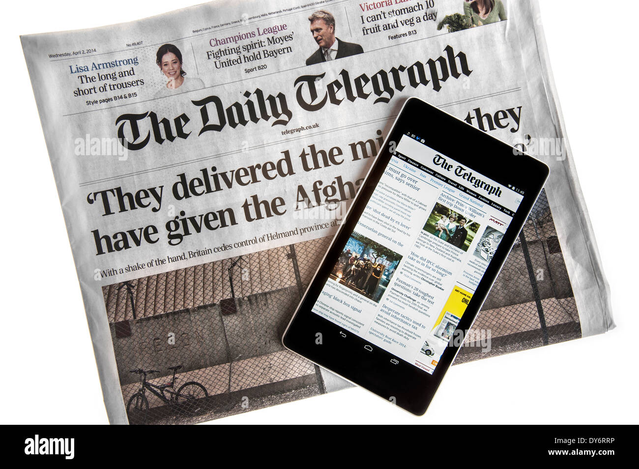 Tablette numérique à écran tactile en ligne montrant les nouvelles du monde sur le dessus de la Le Daily Telegraph sur fond blanc Banque D'Images