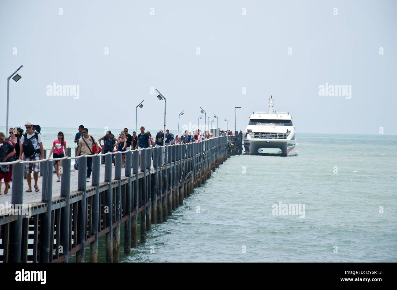 Les voyages touristiques de ferry pour la terre de bridge Banque D'Images