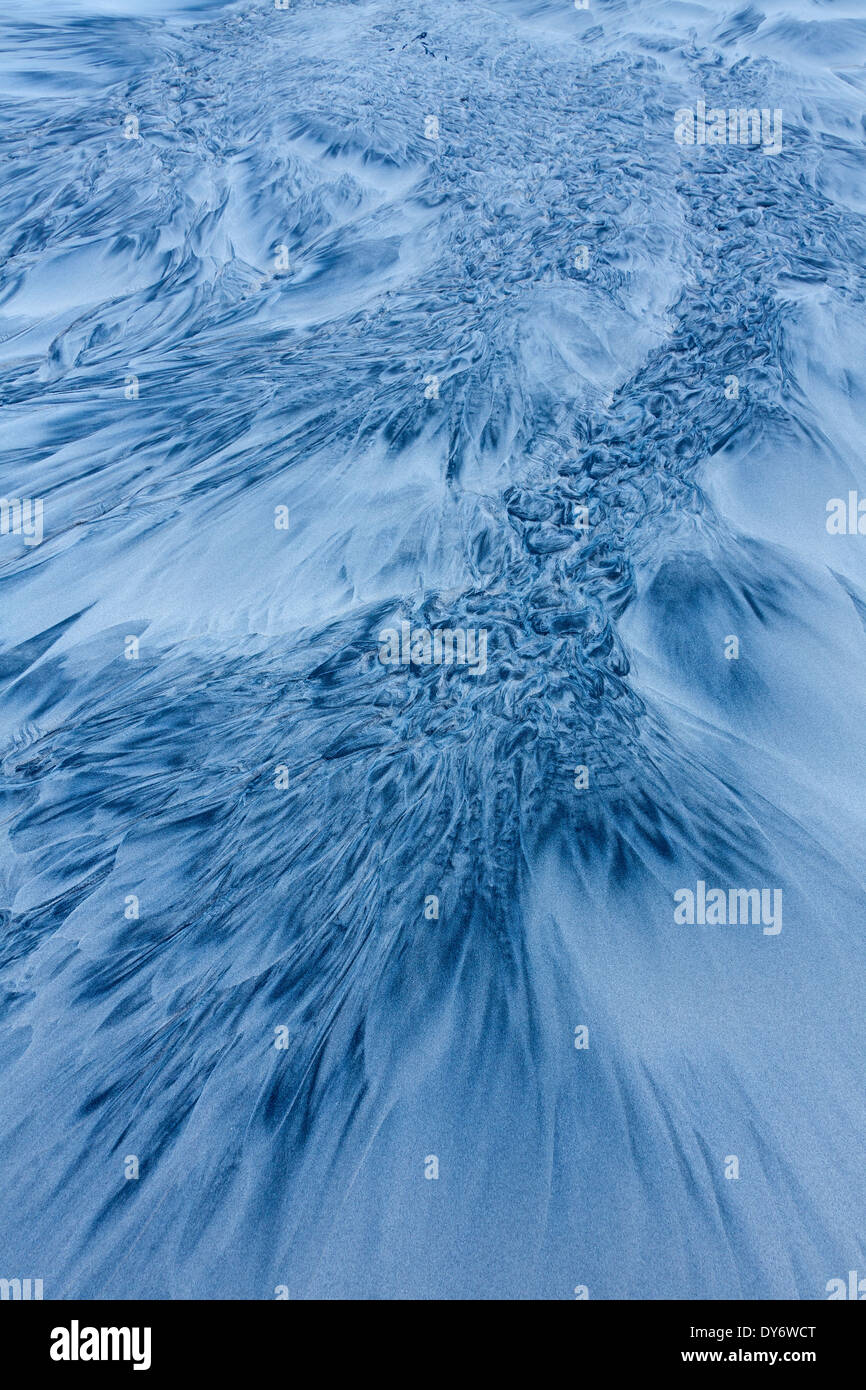 Motifs abstraits dans la mer de sable de l'érosion de l'eau à la plage le long de la côte en hiver Banque D'Images