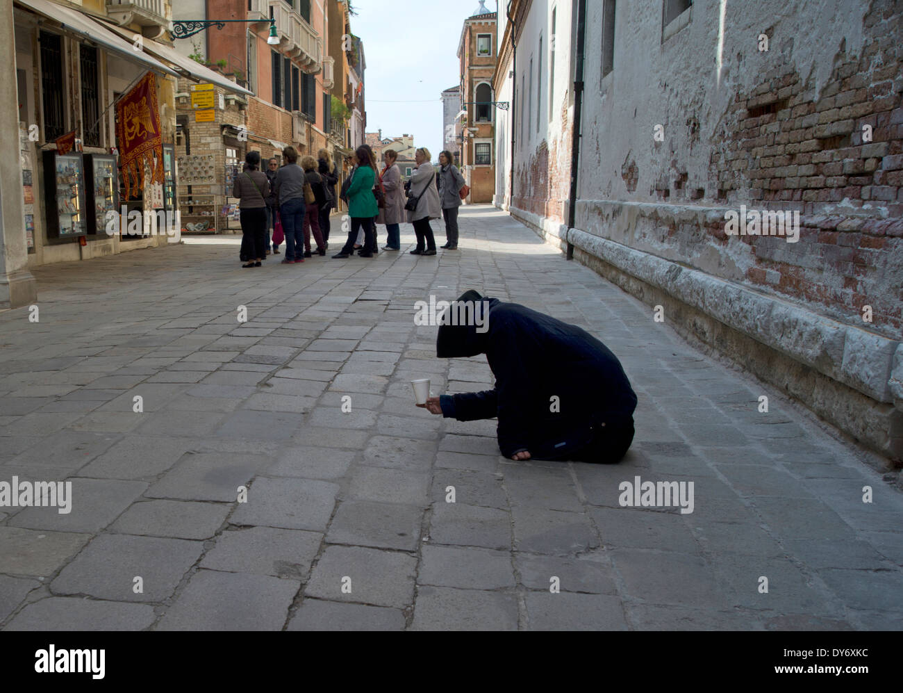 Mendiant dans les rues de Venise, Italie Banque D'Images