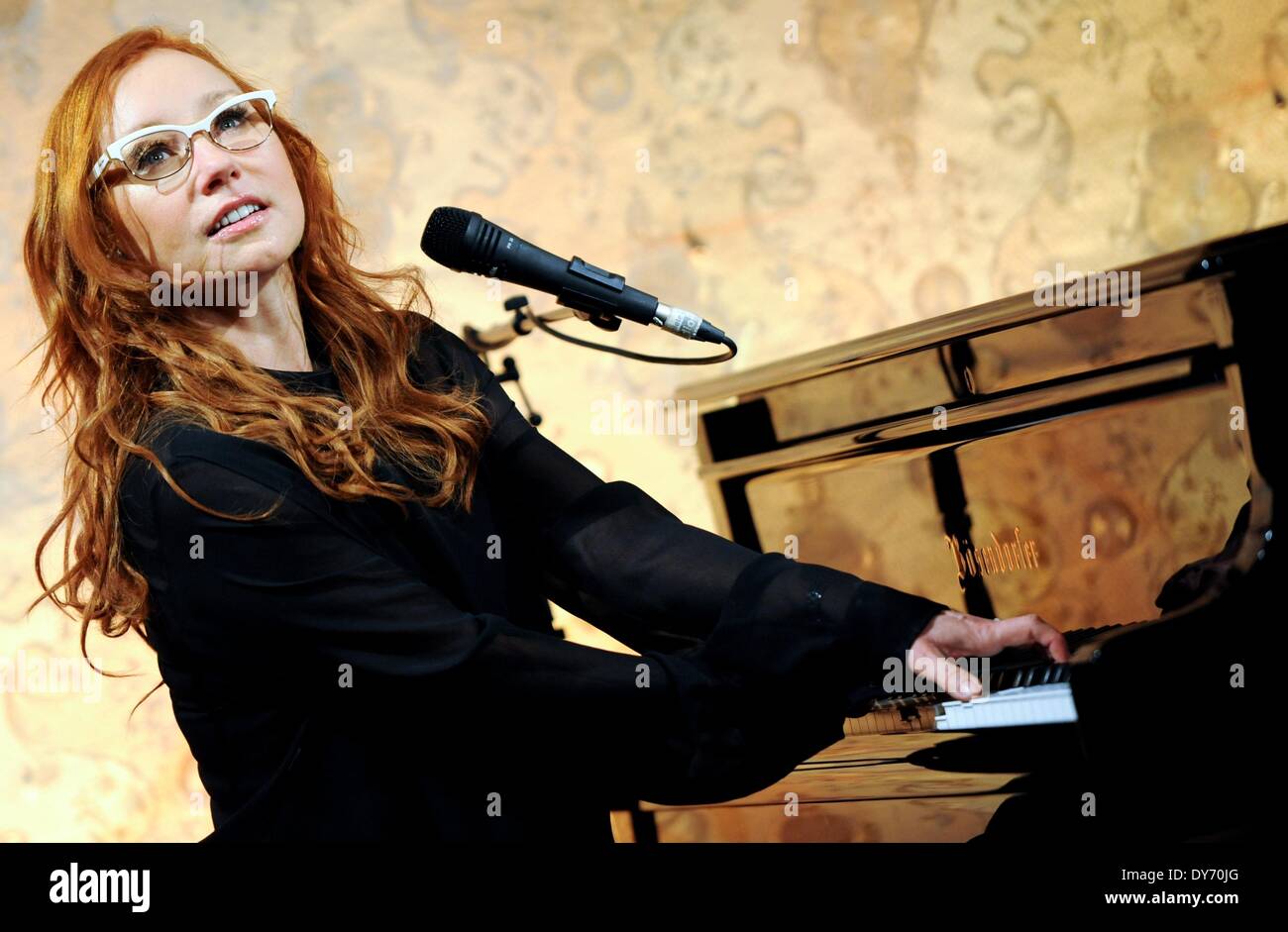 Berlin, Allemagne. Le 08 Avr, 2014. La chanteuse américaine Tori Amos est assis au piano dans Berlin, Allemagne, le 08 avril 2014. Le musicien présente son nouvel album 'Geraldines impénitent' qui sera diffusé le 09 mai 2014. En mai Tori Amos jouera cinq concerts en Allemagne. Photo : Britta Pedersen/dpa/Alamy Live News Banque D'Images