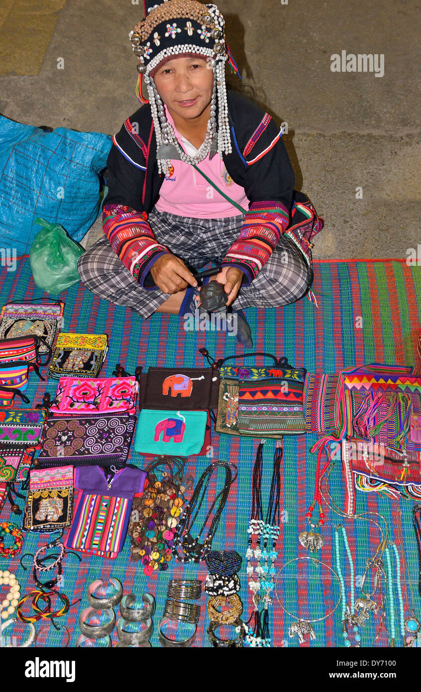 Hill Tribe Hmong femme vendant son artisanat fait maison sur le trottoir dans un marché de rue à Chiang Rai, Thaïlande, Asie du Sud-est Banque D'Images