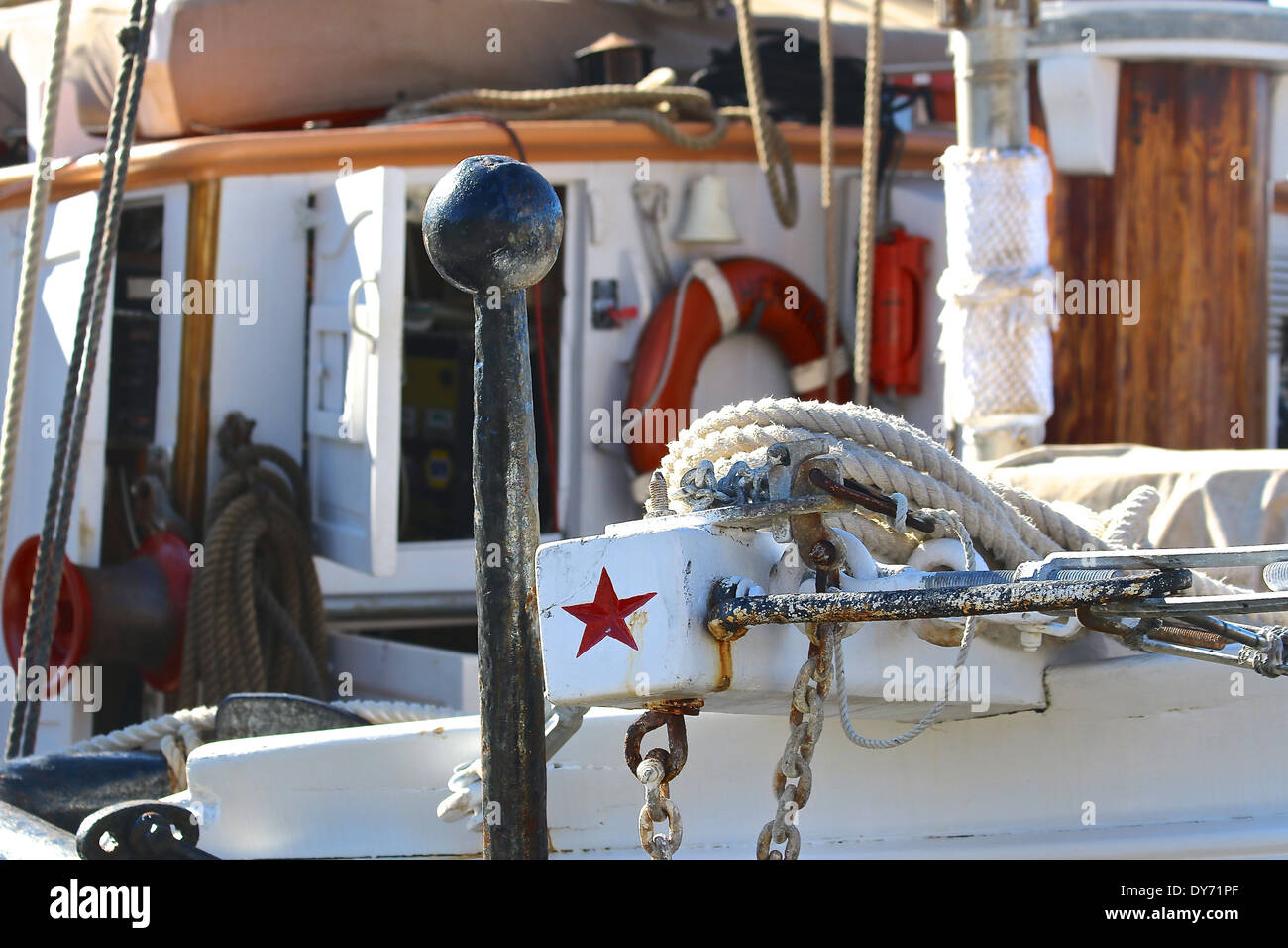 Maine : Scène nautique et d'ancrage sur la corde de la voile en goélette Banque D'Images