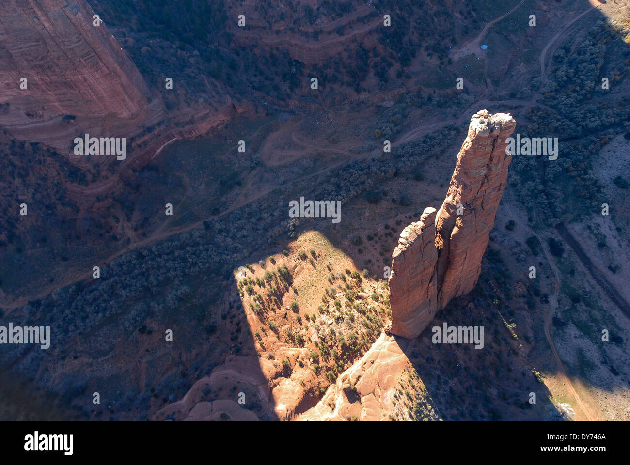 Vue panoramique sur Spider Rock dans le monument national Canyon de Chelly près de Chinle, Arizona (Navajo Nation), États-Unis. Banque D'Images