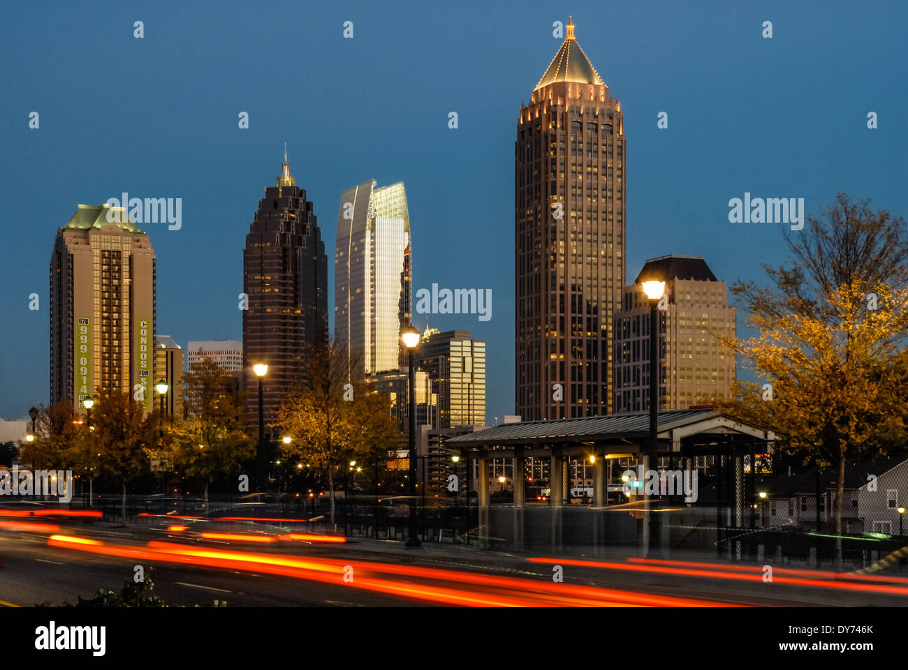 Des traînées de feu arrière de trafic du soir sous les toits de Midtown Atlanta Atlantic Station à Atlanta, Géorgie, USA. Banque D'Images