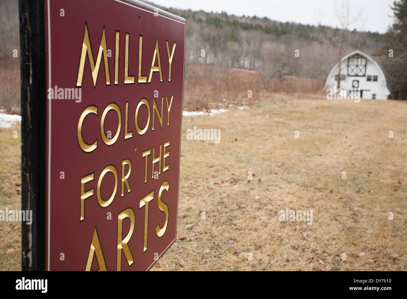 Un panneau annonce la Millay Colony pour les arts en hiver, la résidence d'artiste à Austerlitz NY. Vivre-dans les studios en grange à l'arrière Banque D'Images