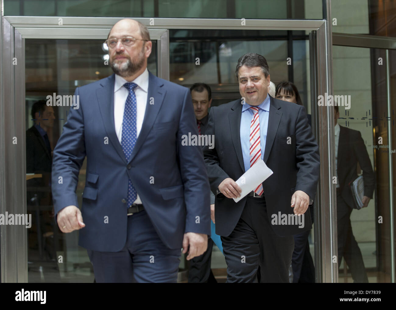 Berlin, Allemagne. Apr 7, 2014. Conférence de presse conjointe à l'issue de la réunion de l'exécutif du parti SPD avec le chef du parti du SPD, Sigmar Gabriel, le premier candidat commun des socialistes européens pour les élections au Parlement européen, Martin Schulz, et ainsi le ministre des Affaires étrangères Frank-Walter Steinmeier à Willy Brandt-Haus à Berlin./Photo : Sigmar Gabriel (SPD), chef du parti SPD allemand et ministre de l'économie et de l'énergie, et candidat des socialistes européens pour les élections au Parlement européen, Martin Schulz, et Frank-Walter STEINMEIER (SPD), Ministre des affaires étrangères allemand. (Photo de Reynal Banque D'Images