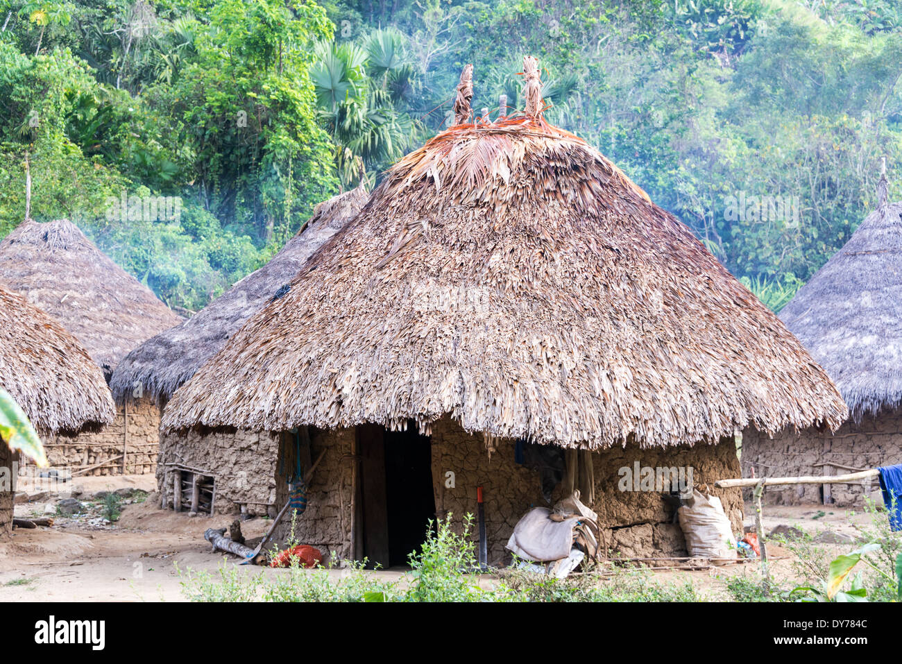 Maisons dans un village habité par la tribu des Indiens Wiwa dans la