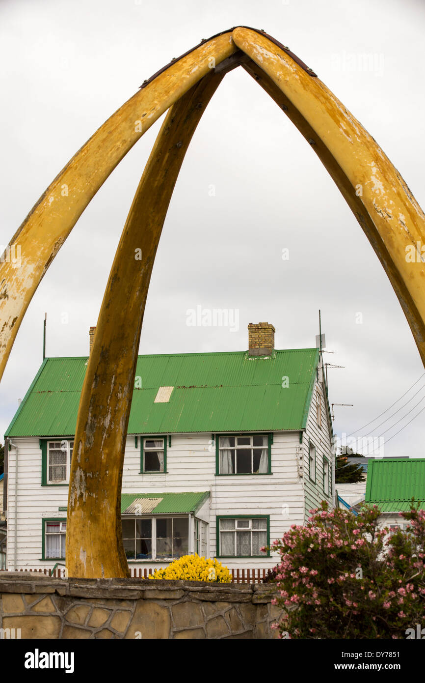 Un passage de l'os de baleine fait à partir de la mâchoire inférieure des os de baleines bleues à Port Stanley dans les îles Falkland. Banque D'Images