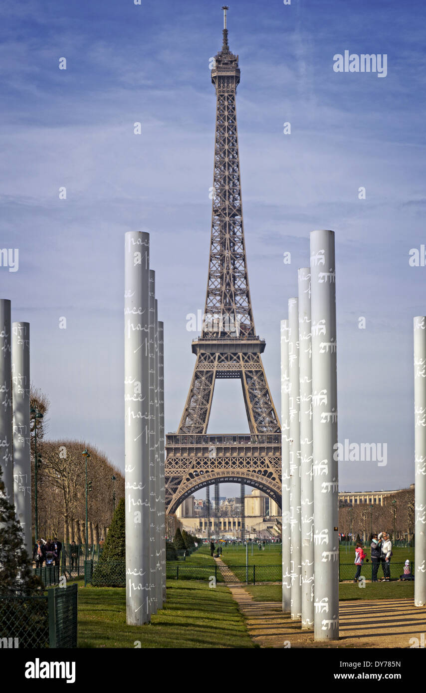 La Tour Eiffel attraction touristique Paris France Banque D'Images