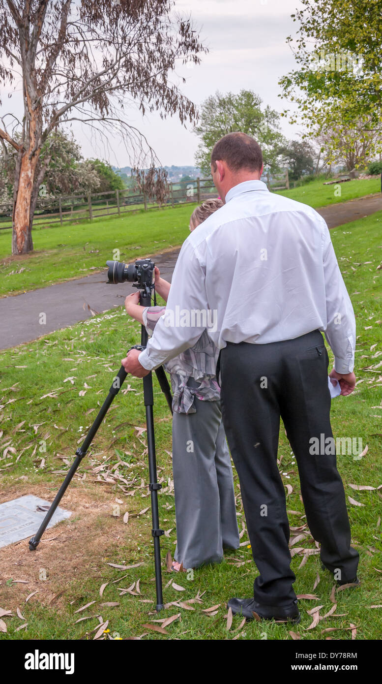 Photographe de mariage la mise en place de leur équipement Banque D'Images