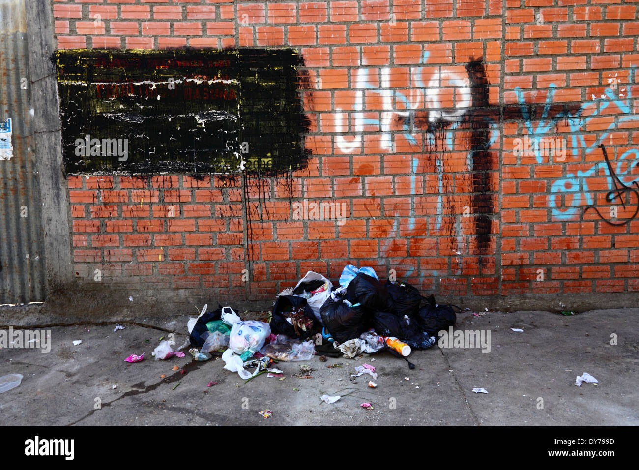 Les ordures déversées sur rue. L'écriture sur le mur de dire aux gens de ne pas déverser les ordures a été peint, La Paz, Bolivie Banque D'Images