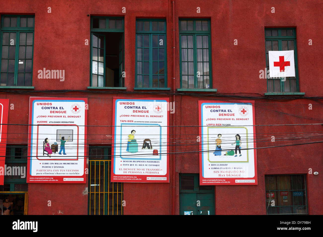 Des affiches sur le côté du bâtiment de la Croix-Rouge pour conseiller les gens comment prévenir les poussées de fièvre de dengue, La Paz, Bolivie Banque D'Images