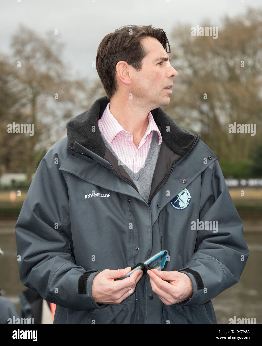 06.04.2014. Les universités d'Oxford et Cambridge Boat Race. Juge-arbitre Richard Phelps avant le tirage au sort. Emplacement :- Tamise, Londres, Royaume-Uni entre Putney et Mortlake (démarrage). L'équipage du bateau bleu CUBC (bleu clair) : tops- Bow : Mike Thorp, 2 : Luk Juckett, 3 : Ivo Dawkins, 4 : Steve Dudek, 5 : Helge Gruetjen, 6 : Matthew Jackson, 7 : Josué Hooper, Course : Henry, Hoffstot Cox : Ian Middleton, entraîneur en chef : Steve Trapmore. Bleu Bateau OUBC crew (bleu foncé) : tops- Bow : Storm UrU, 2 : Tom Watson, 3, 4 Thomas Karl Hudspith Swartz, 5 Malcolm Howard, 6 Michael Di Santo, 7, Sam O'Connor, Course : Con Banque D'Images