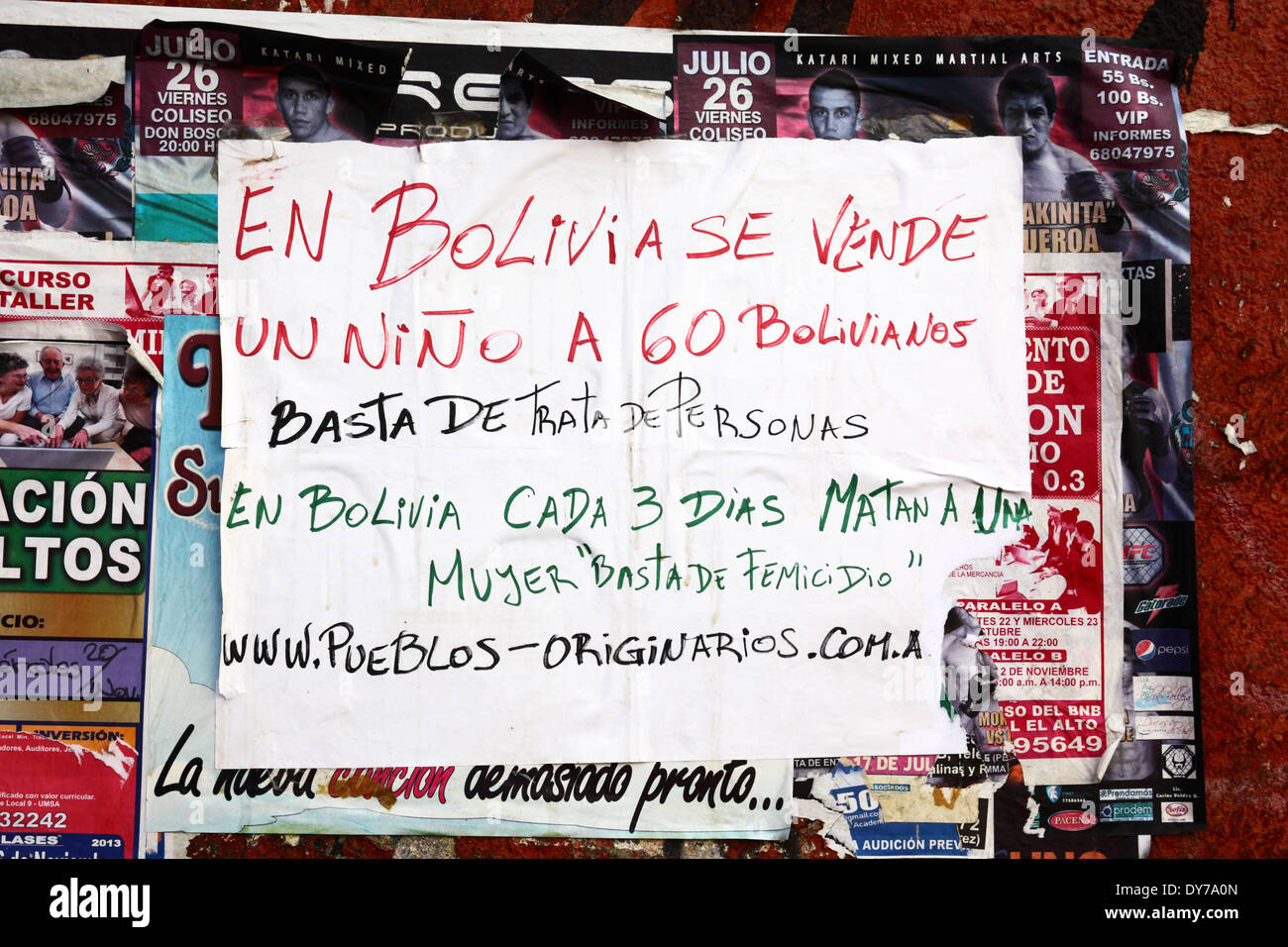 Affiche protestant / mettant en garde contre la traite des enfants et la violence contre les femmes sur Wall, la Paz, Bolivie Banque D'Images