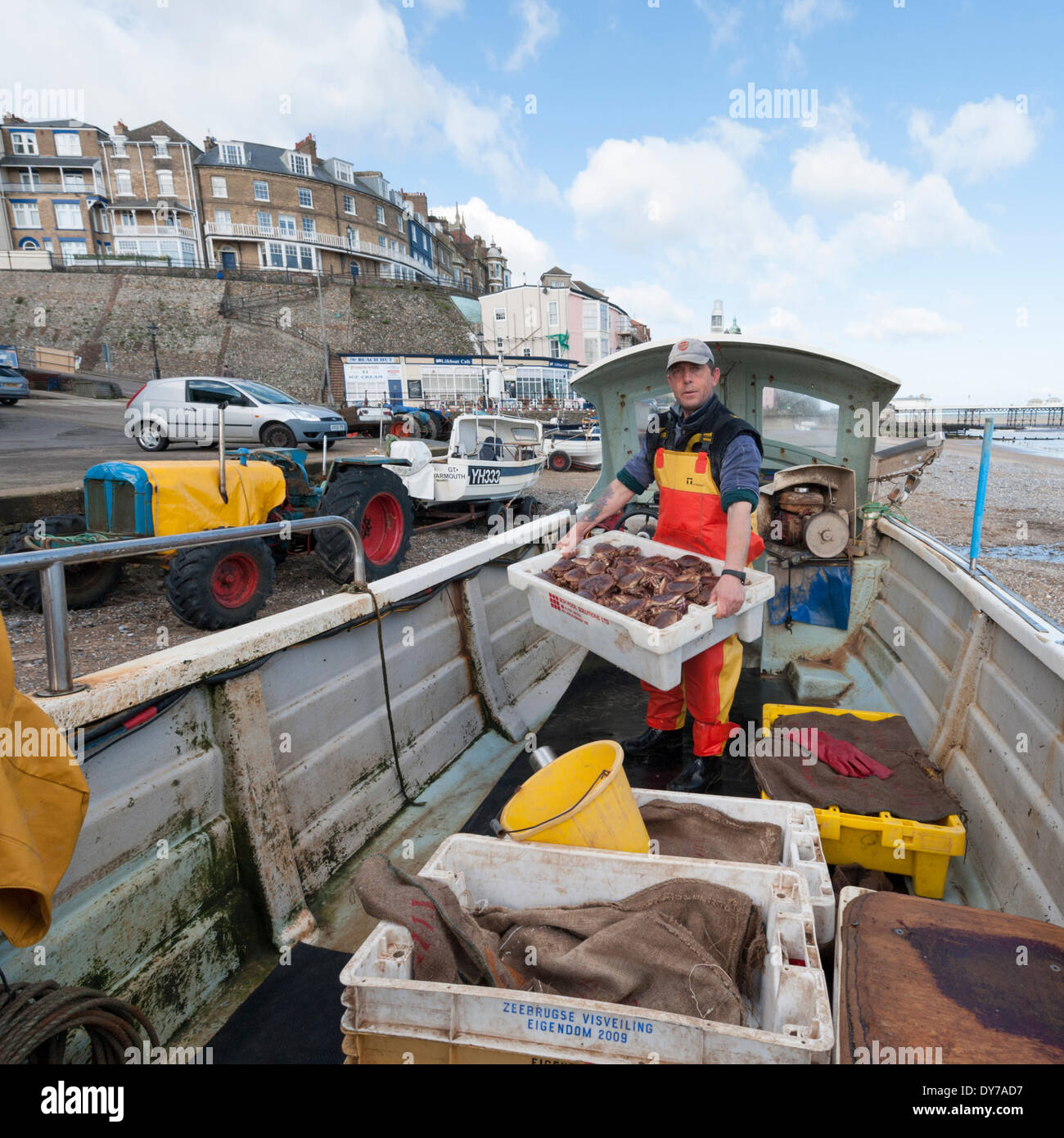 Cromer, UK. 8 avril, 2014. Comme la nouvelle saison de crabe crab fisherman Paul Daniels (ses prises de crabes à plage de Cromer, Norfolk, East Anglia, Royaume-Uni. Il a exposé à la première lumière et parcouru environ un mille au large pour récupérer ses casiers à crabe dans son bateau Candy qui est l'une des flotte de 14 bateaux effectuent de la plage à Cromer. Les bateaux sont mis à l'eau et récupérés à partir de la plage à l'aide de tracteurs et remorques. Les prises jusqu'à présent cette saison a été bonne à la suite de l'hiver doux. Julian crédit Eales/Alamy Live News Banque D'Images