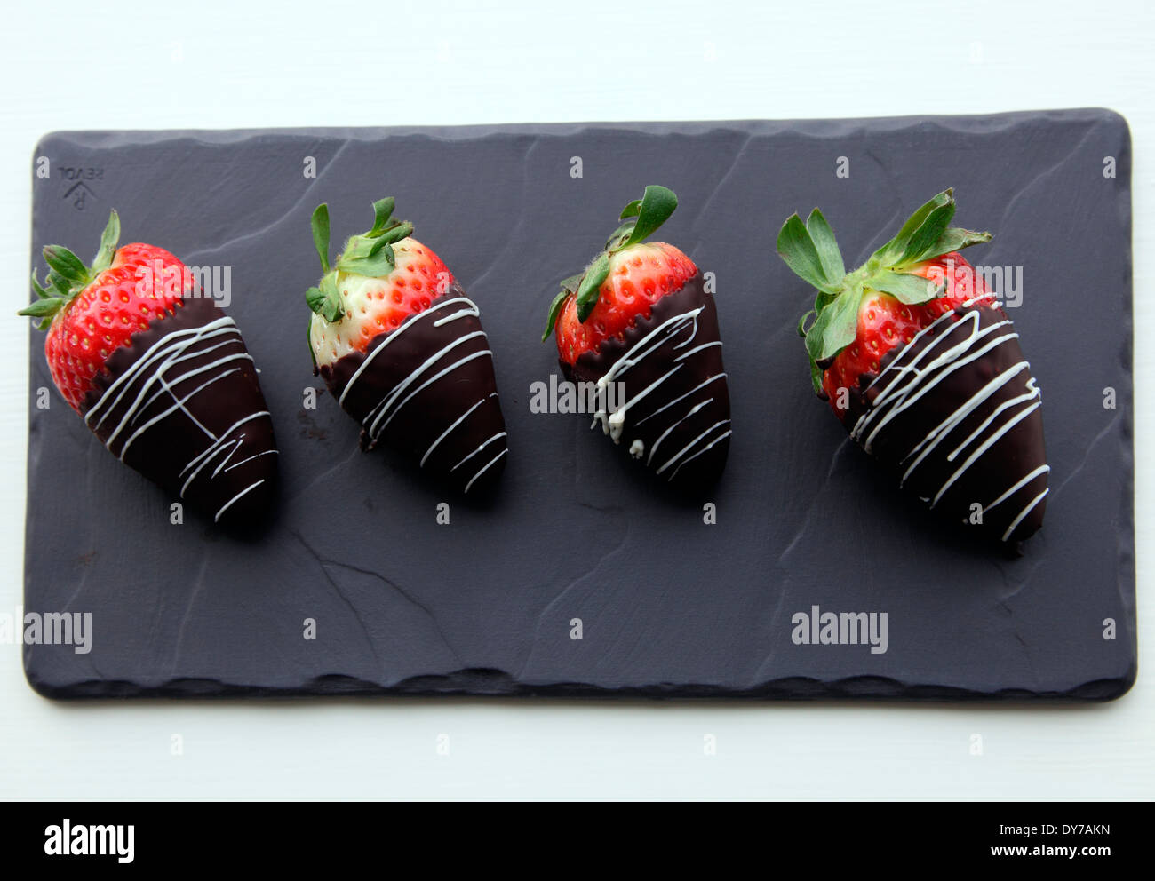 Les fraises enveloppé dans le chocolat que servi à l'hôtel Conrad Dublin Banque D'Images