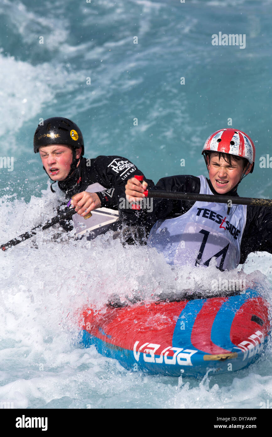 Piers Oliphant, Noah Hazelwood, demi-finale C2 Slalom Hommes GO 2014 Essais Sélection Lee Valley White Water Centre, Londres UK Banque D'Images