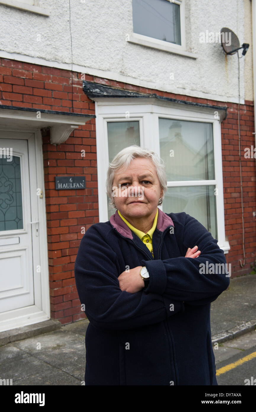 Enid Jones, debout devant son domicile dans la ville de Aberystwyth Rue, menacée de démolition pour faire place à Tesco Banque D'Images