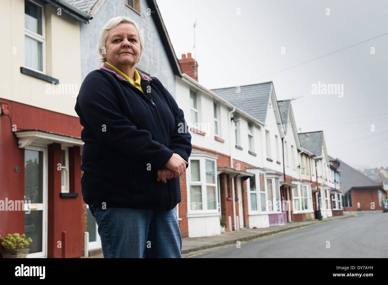 Enid Jones, debout devant son domicile dans la ville de Aberystwyth Rue, menacée de démolition pour faire place à Tesco Banque D'Images