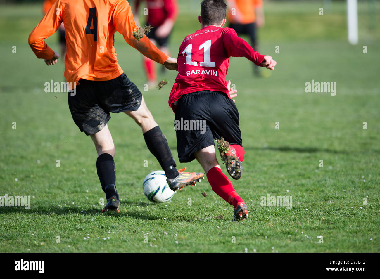 Les footballeurs amateurs jouant au soccer non professionnels, un samedi après-midi dans un Park, Royaume-Uni Banque D'Images