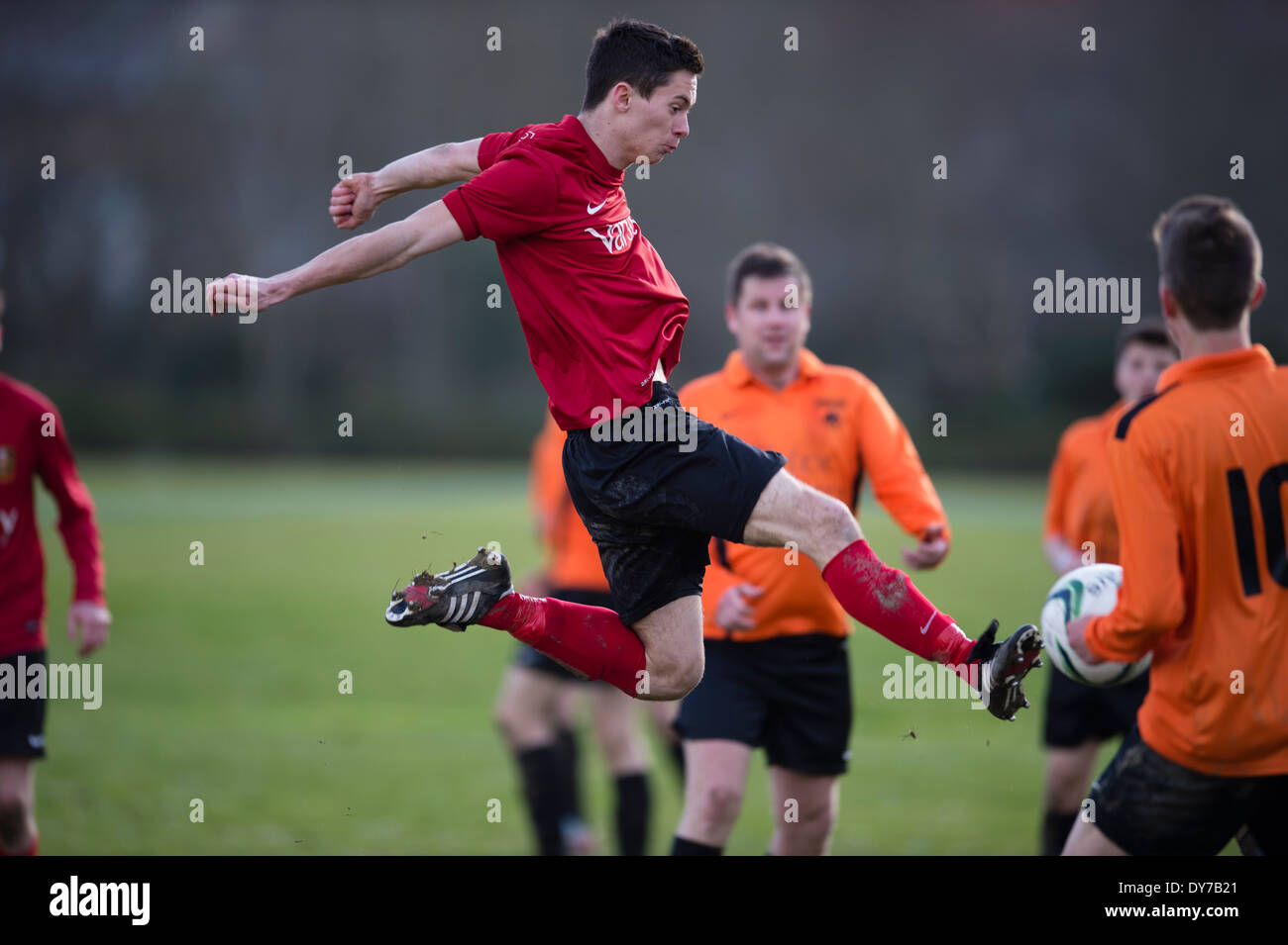 Les footballeurs amateurs jouant au soccer non professionnels, un samedi après-midi dans un Park, Royaume-Uni Banque D'Images