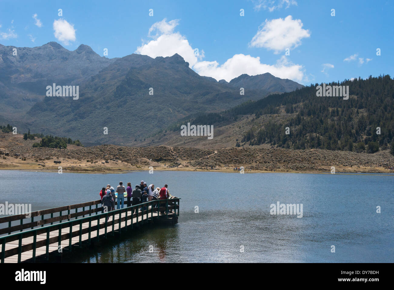 Les touristes à regarder les montagnes et le lac, le Parc National de la Sierra Nevada, Venezuela Banque D'Images