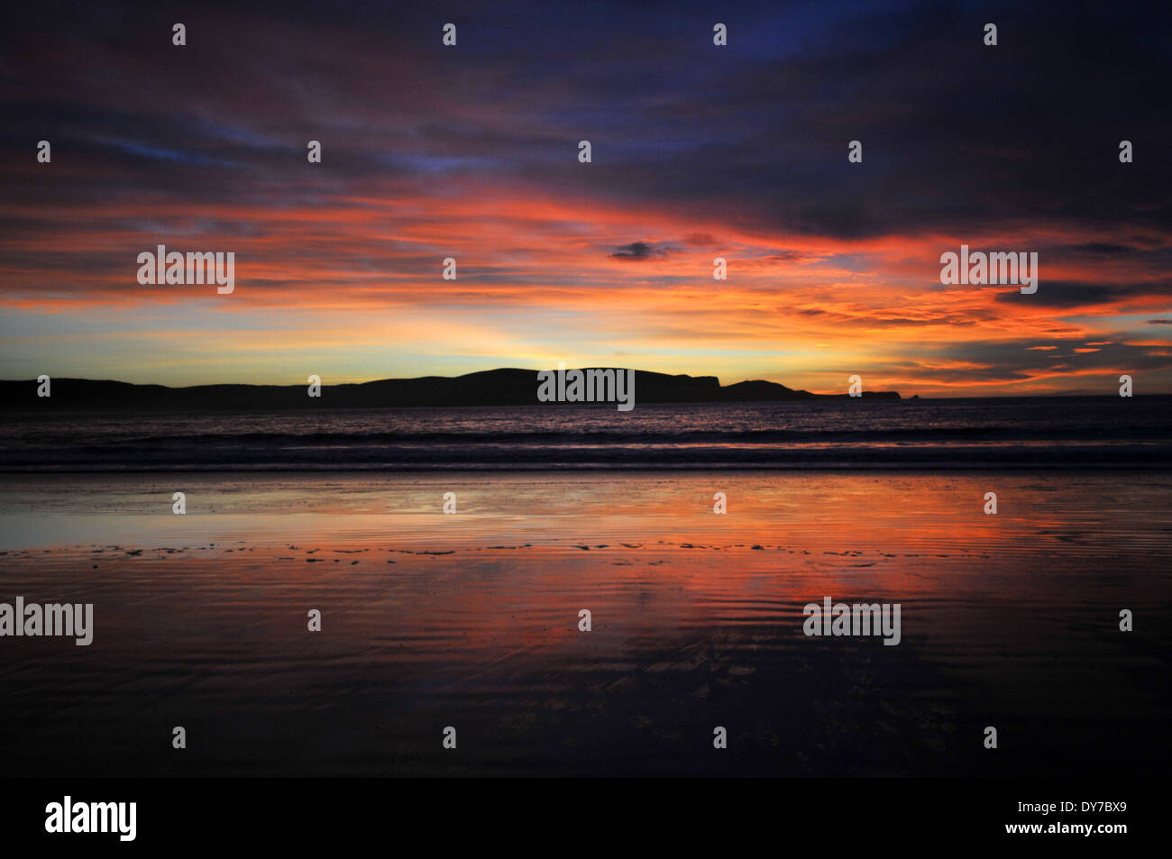 Lever du soleil Ciel à Curio Bay, Côte Catlins, île du Sud, Nouvelle-Zélande Banque D'Images