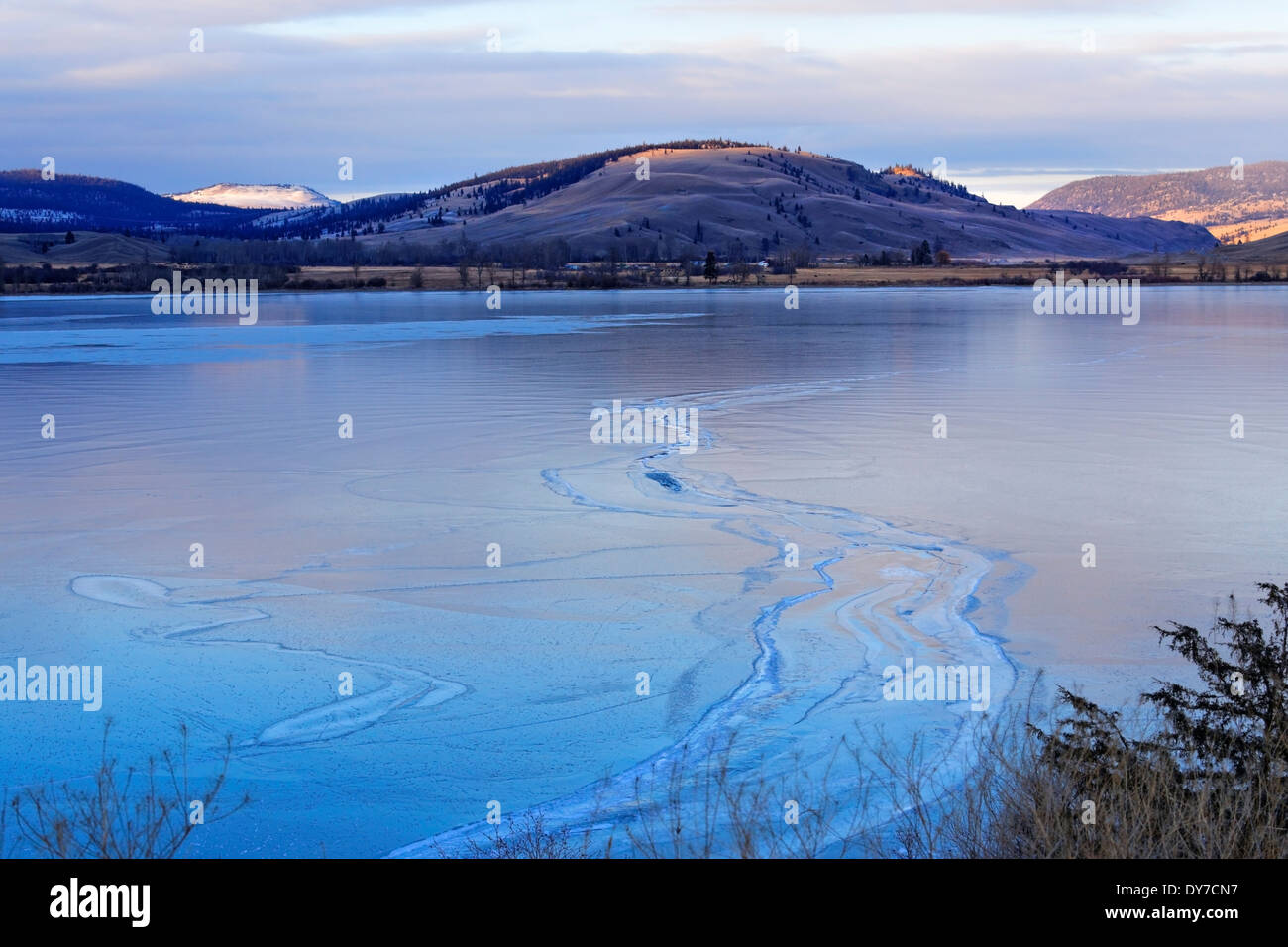 41 674,04235 bleu lisse recouverte de glace lac gelé Nicola 'pas de neige' 'Snow free' fissures zigzag 12.2005 après le coucher du soleil BC Canada Banque D'Images