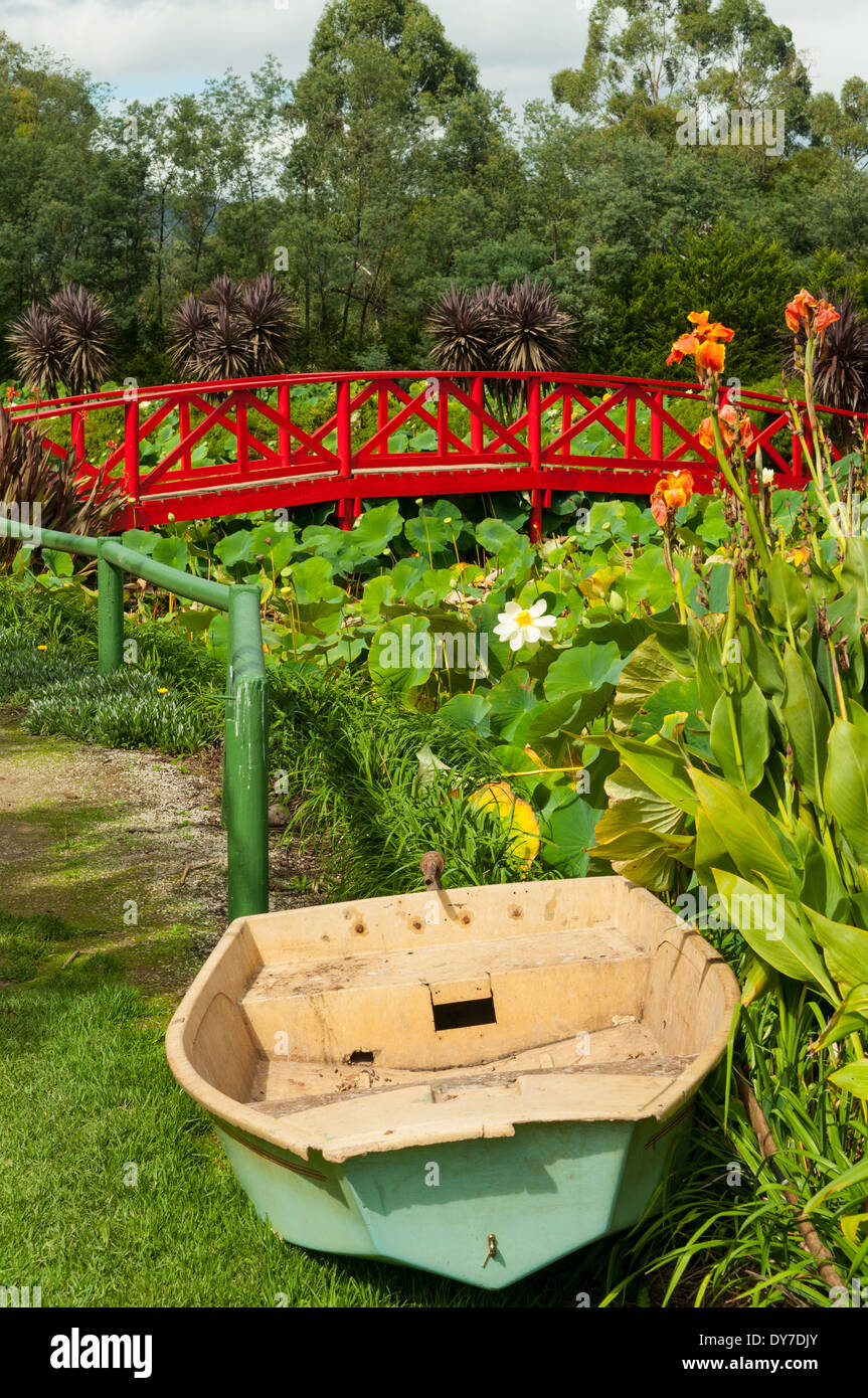 Pont et bateau à l'eau de Lotus Bleu Jardins, Yarra Junction, Victoria, Australie Banque D'Images