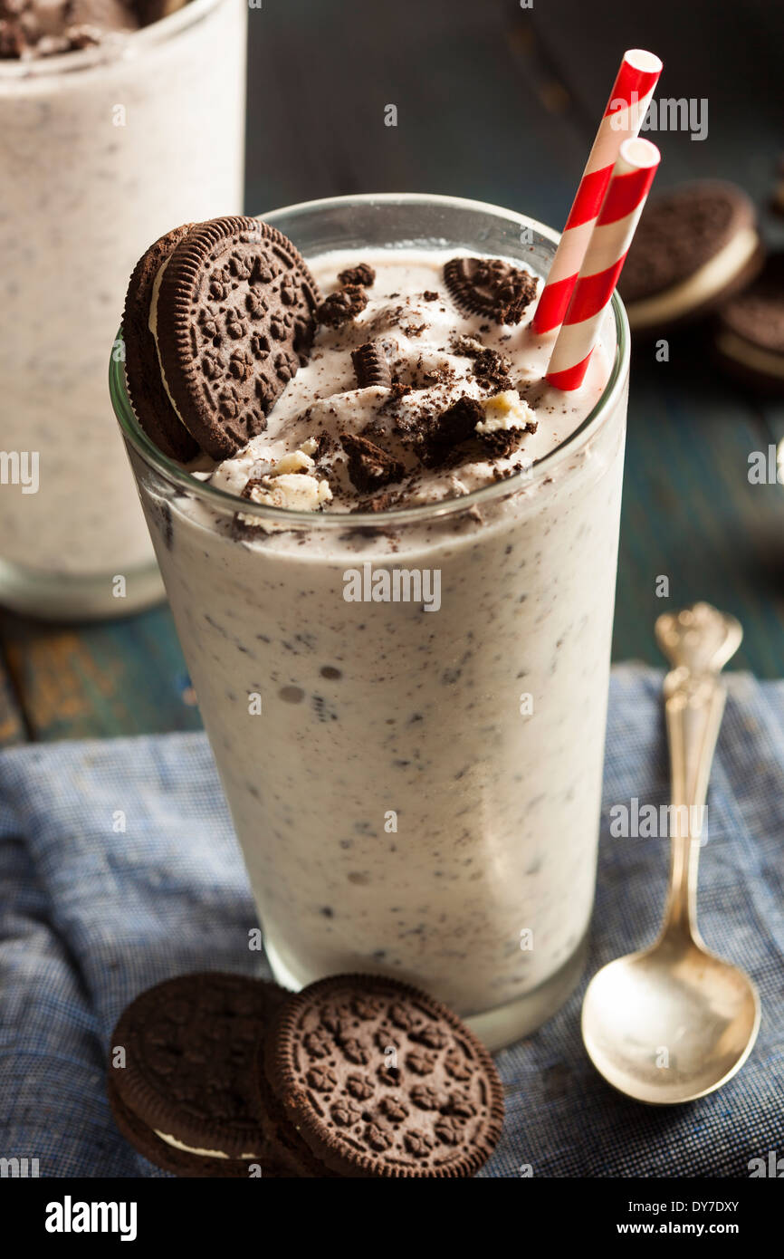 Des biscuits et crème du milk-shake dans un grand verre Banque D'Images