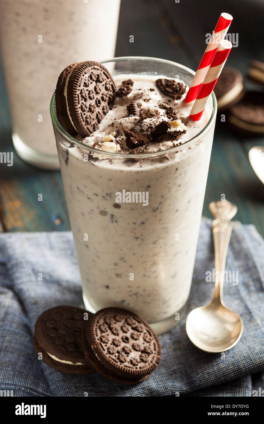 Des biscuits et crème du milk-shake dans un grand verre Banque D'Images