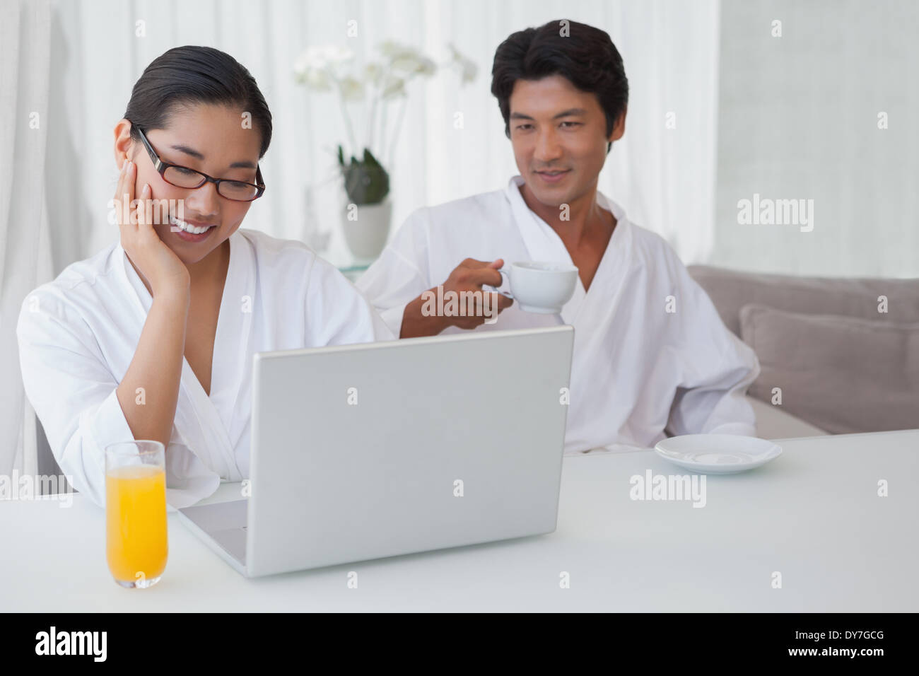 Le matin ensemble dépenses Couple Banque D'Images