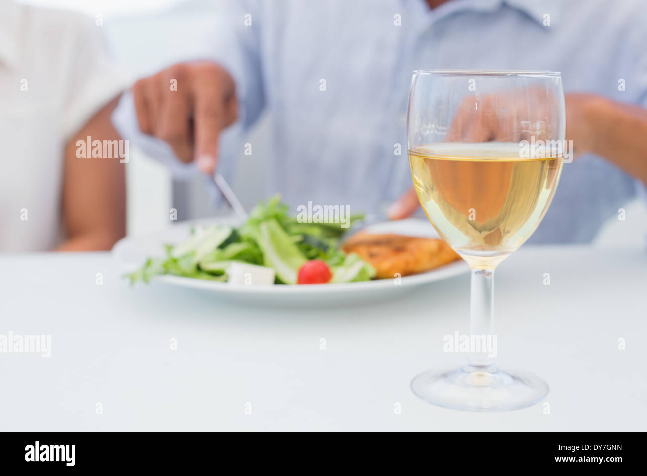 Verre de vin blanc sur une table Banque D'Images