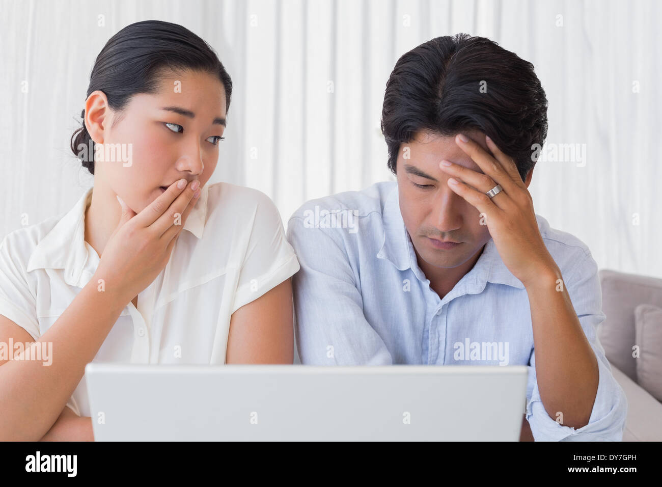 Young couple using laptop together Banque D'Images