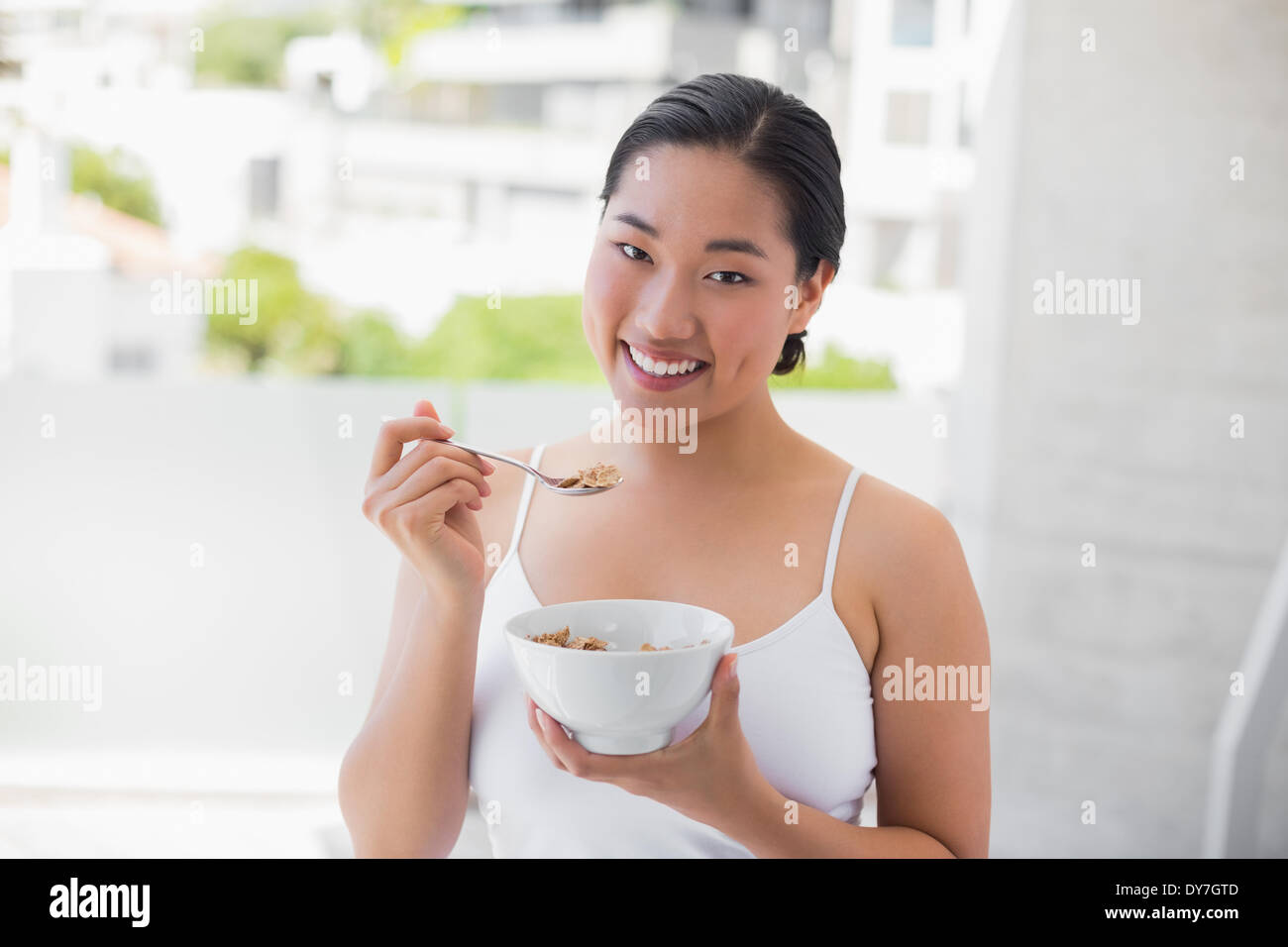 Happy woman eating bol de céréales Banque D'Images