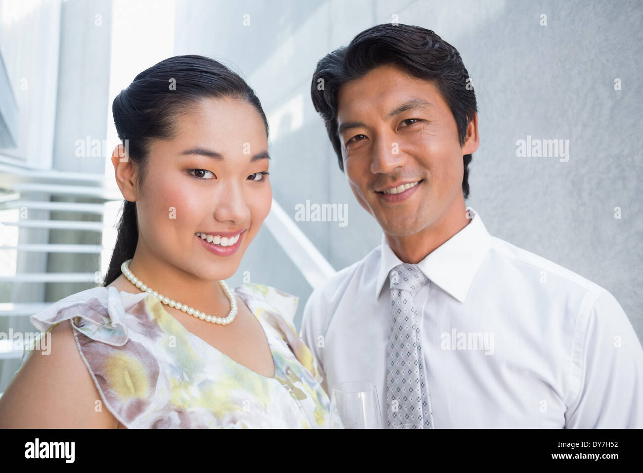 Heureux couple habillé pour une date Banque D'Images