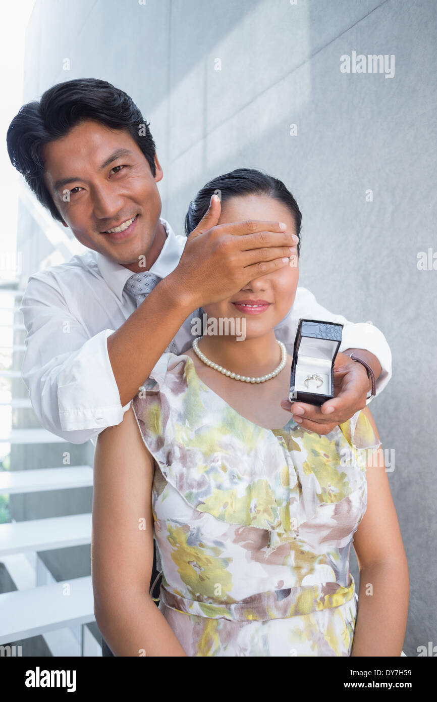 Couvrant l'homme aux yeux de sa petite amie pendant la préparation de proposition Banque D'Images