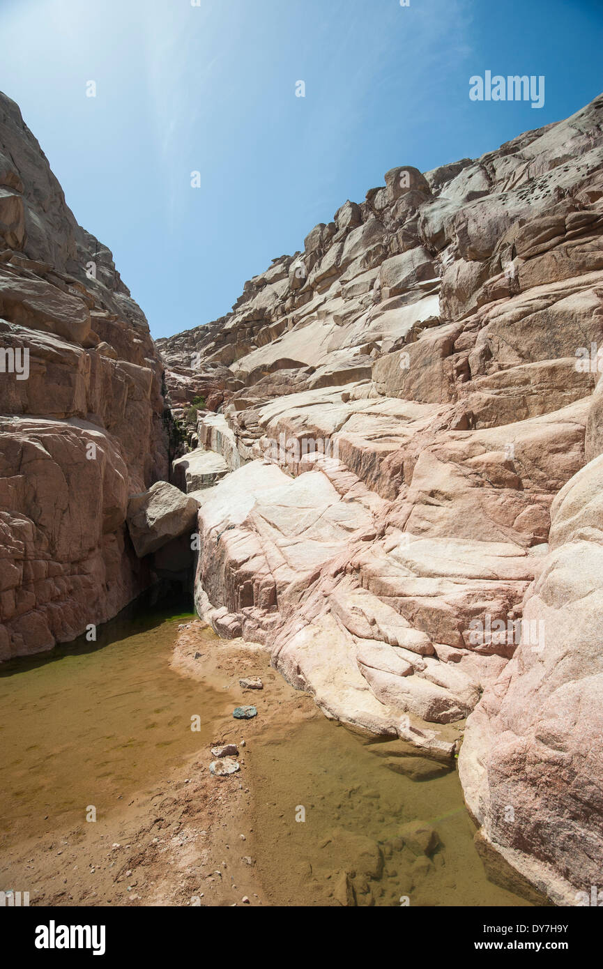 Rocky Mountain canyon paysage dans un désert aride environnement avec piscine d'eau douce Banque D'Images