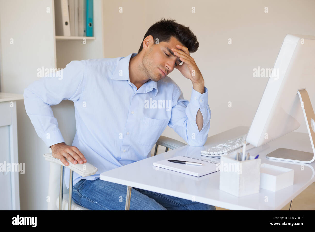 Homme d'avoir un mal de tête occasionnels Banque D'Images