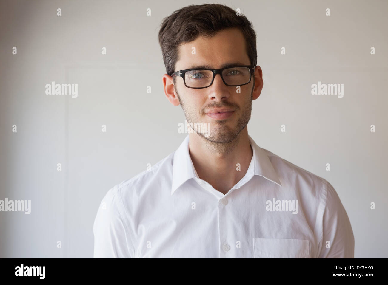 Businessman smiling at camera wearing glasses Banque D'Images