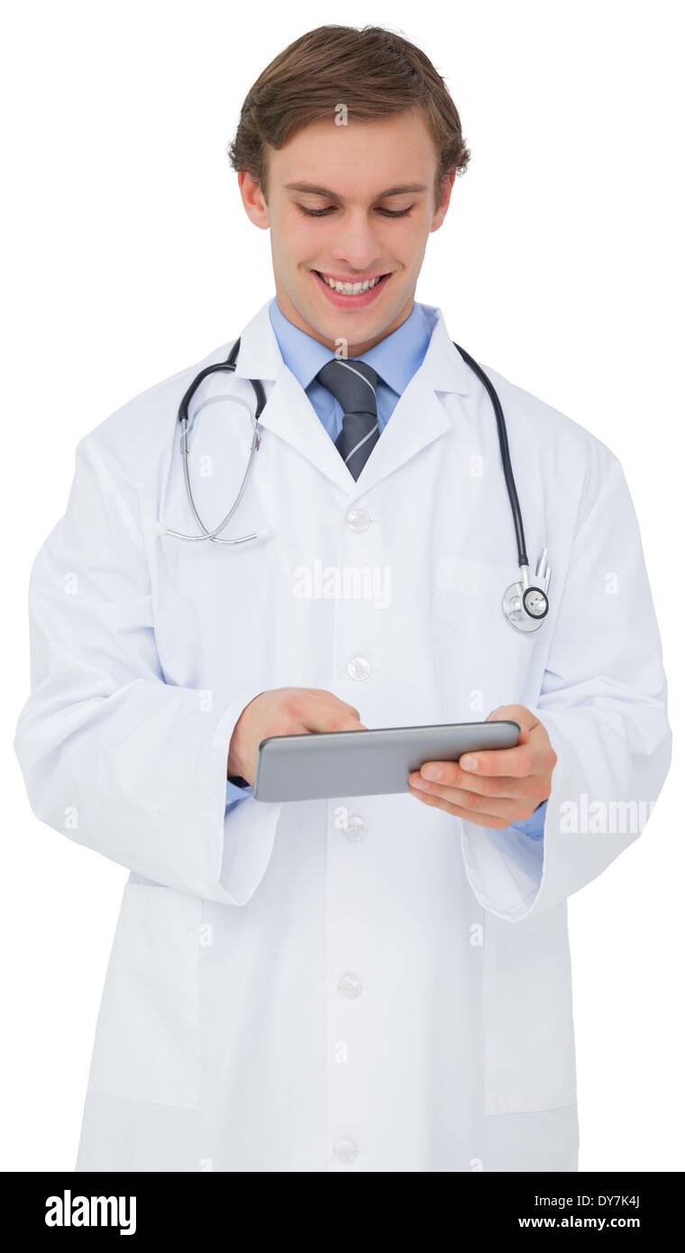 Jeune médecin in lab coat using tablet pc Banque D'Images