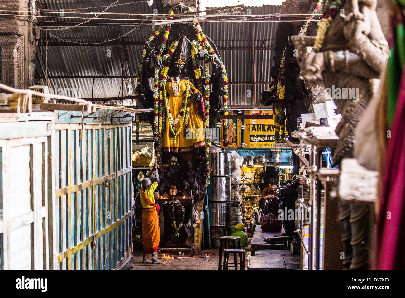 Les gens adorent la déesse Kali dans le Meenakshi Amman Temple, Madurai, Inde Banque D'Images