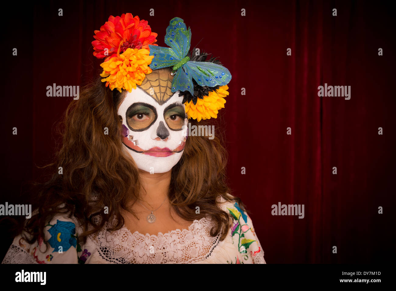Journée de la femme morte en costume traditionnel Mexicain, coloré, headress et porter Banque D'Images