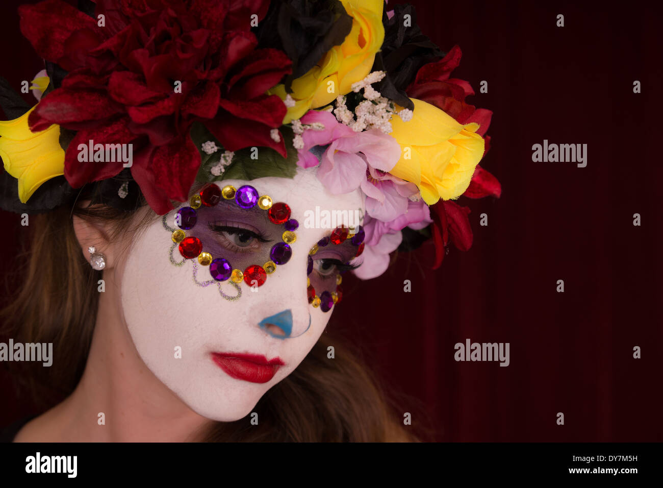 Journée de la femme morte en costume traditionnel Mexicain, coloré, headress et porter Banque D'Images