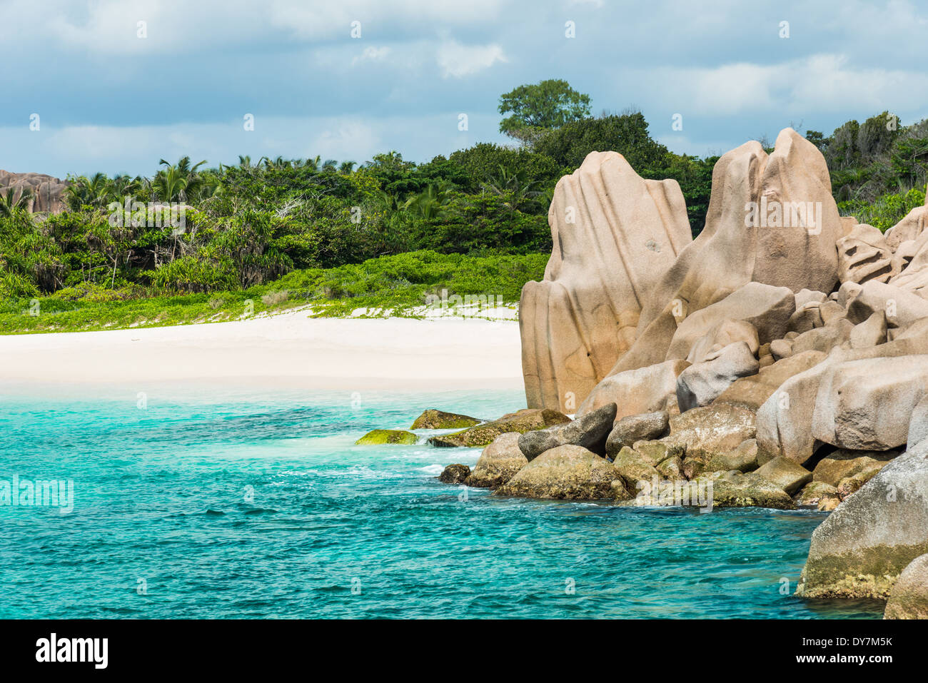 Tropical turquoise mer avec les rochers de granit Banque D'Images